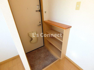 【玄関】 | クレメンティアＣ | 下駄箱付きで靴も収納できます。