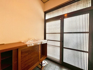 【玄関】 | 西取石７丁目　中古戸建 | 玄関にはご家族の靴もスッキリしまえるシューズボックスあり♪