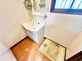 【独立洗面台】 | 西取石７丁目　中古戸建 | 洗面室には窓もあり換気良好♪