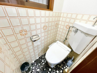 【トイレ】 | 西取石７丁目　中古戸建 | 清潔感のあるお手洗いには温水洗浄便座付きです♪