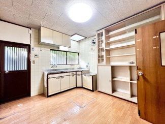 【キッチン】 | 西取石７丁目　中古戸建 | キッチンには収納も多く、食器や調理器具もスッキリ片付きます♪