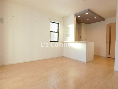 【居間・リビング】 | ＭＡＲＫ | 角部屋で２面に窓があります。