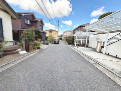 【前面道路含む現地写真】 | 内田町４丁目　中古戸建 | トイレ１階と２階の２ヶ所あります！忙しい朝や家族の多いご家庭も安心ですね！