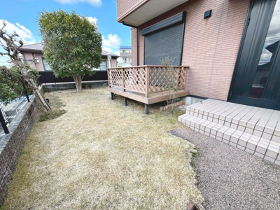 【庭】 | 内田町４丁目　中古戸建 | 建物西側にはテラスもあり開放感がございます♪