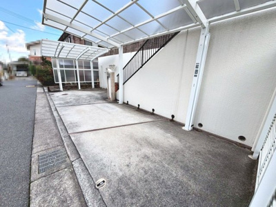 【駐車場】 | 内田町４丁目　中古戸建 | 一坪以上の浴室でのびのび一日の疲れを癒して下さいね！
浴室に窓が付いているので、換気ができて湿気やカビ防止になりますよ！
