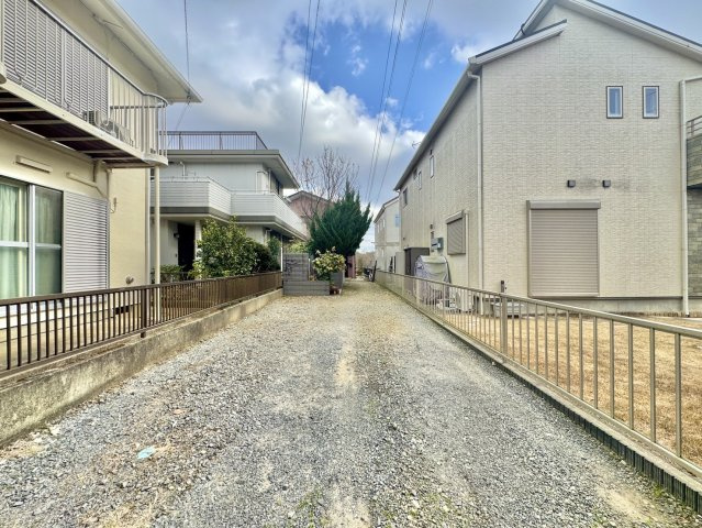 【オール電化】牛久市南中古戸建の前面道路含む現地写真