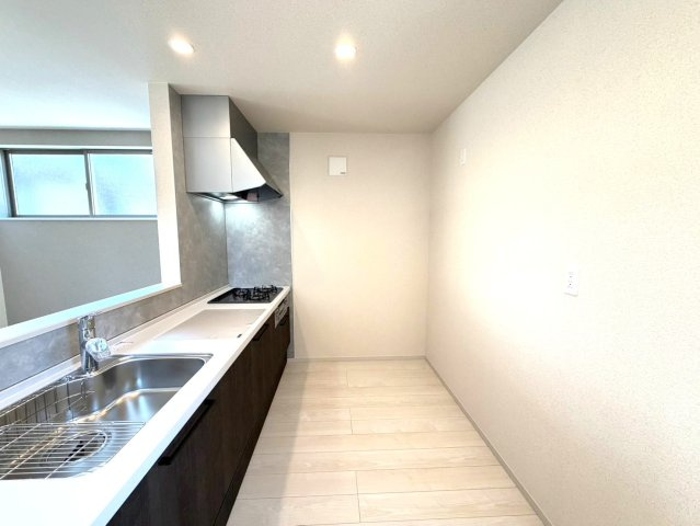 新築一戸建　静岡市葵区水落町4期　全１棟のキッチン|カップボードを設置してもゆとりのあるキッチン。