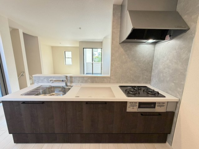 新築一戸建　静岡市葵区水落町4期　全１棟のキッチン|お料理をしながらもご家族の様子を見守ることができます。