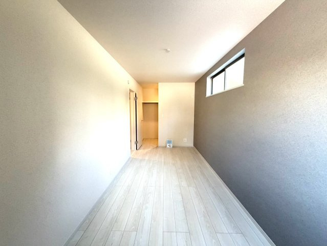 新築一戸建　静岡市葵区水落町4期　全１棟の洋室|アクセントクロスの映えるシンプルな居室