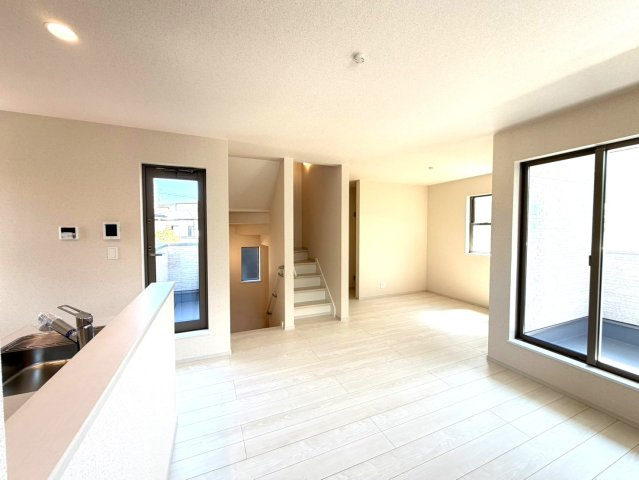 新築一戸建　静岡市葵区水落町4期　全１棟の居間・リビング|バルコニーから明るい光が差し込むリビング。