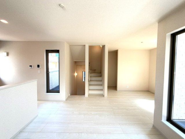 新築一戸建　静岡市葵区水落町4期　全１棟の居間・リビング|白を基調とした明るいリビング。