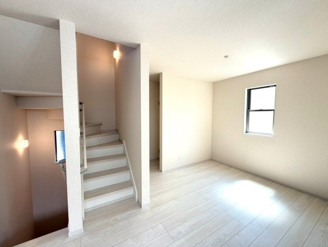 新築一戸建　静岡市葵区水落町4期　全１棟の居間・リビング|『いってきます』『ただいま』が自然に交わせるリビング階段。家族のつながりを感じられる間取りです。
