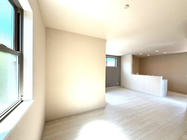 新築一戸建　静岡市葵区水落町4期　全１棟の居間・リビング|お好きな家具やインテリアが映えるシンプルなリビング。