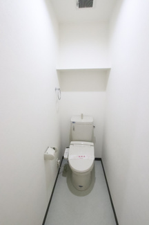 トイレには棚があります