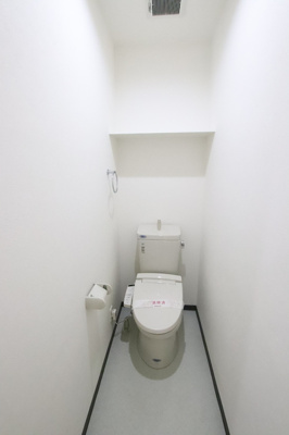 トイレには棚があります