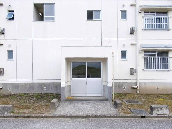 ビレッジハウス柳田第二1号棟のエントランス