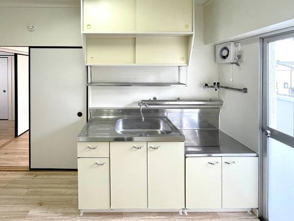 ビレッジハウス二口1号棟のキッチン|モデルルームの写真です