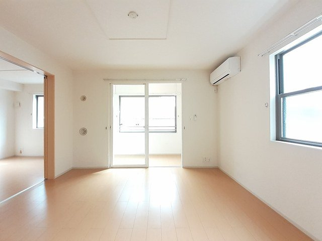 アッシュ８　Ｂの居間・リビング|こちらのリビングで趣味の時間をお楽しみください