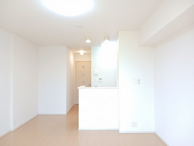 タフトの内装|明るい色調の室内です