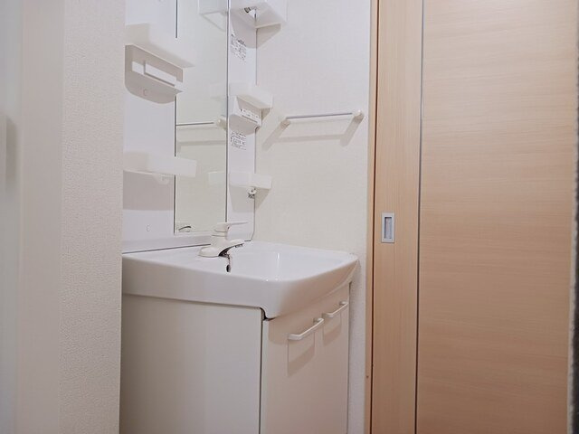 Ｃｏｌｏｒｅｒ　城川原の洗面所|明るい洗面所です