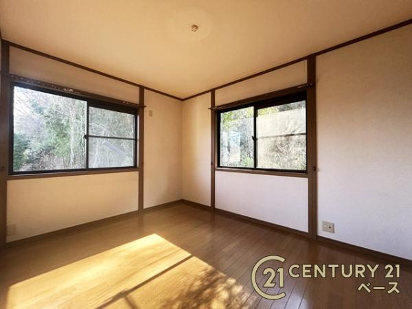 生駒郡平群町信貴山　一戸建の洋室|■現地撮影写真■２面採光の明るいお部屋です！