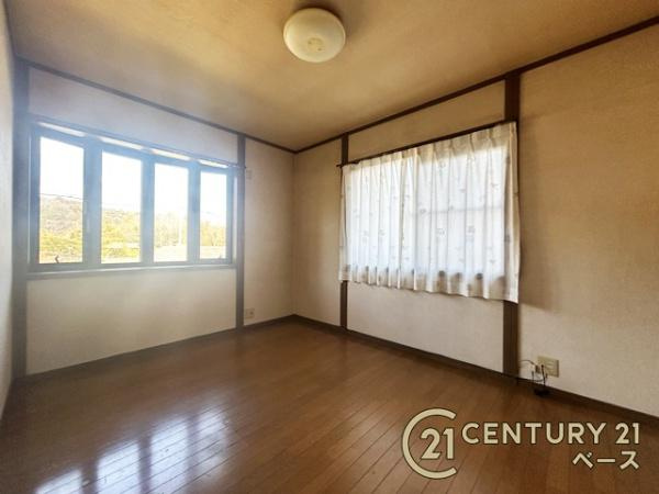 生駒郡平群町信貴山　一戸建の洋室|■現地撮影写真■大きな窓から柔らかな光が射し込む明るい洋室です！