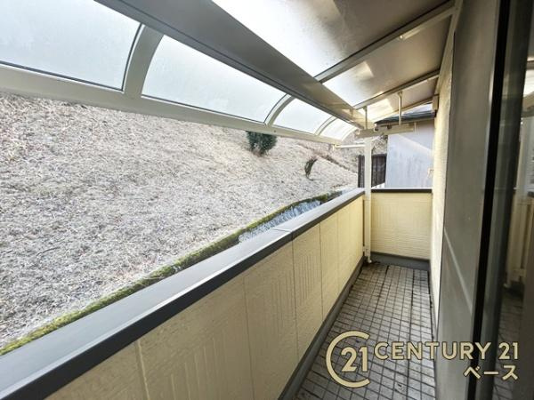 生駒郡平群町信貴山　一戸建のバルコニー|■現地撮影写真■テラス屋根付きバルコニーで急な雨でも安心！