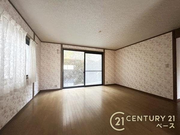 生駒郡平群町信貴山　一戸建の居間・リビング|■現地撮影写真■自然光の暖かな温もりが心地良い２面採光のリビングです！電動シャッター付きの大きな窓から柔らかい光が射し込みます！