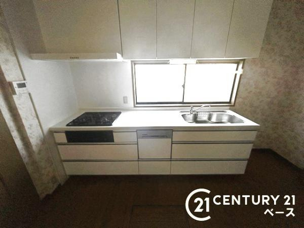 生駒郡平群町信貴山　一戸建のキッチン|■現地撮影写真■２０１７年リフォームした収納力と使いやすさを追求したシステムキッチンです！