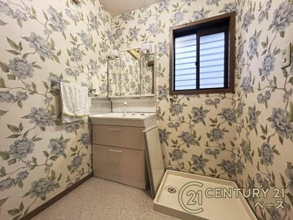 生駒郡平群町信貴山　一戸建の独立洗面台|■現地撮影写真■三面鏡タイプのミラーキャビネット！収納スペースも豊富です！