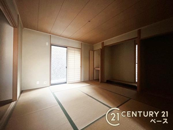 生駒郡平群町信貴山　一戸建の和室|■現地撮影写真■ほっこり落ち着ける、リビング隣接タイプの和室です！客間としても利用できます！