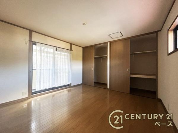 生駒郡平群町信貴山　一戸建の洋室|■現地撮影写真■ベランダに面した開放感のあるお部屋です！