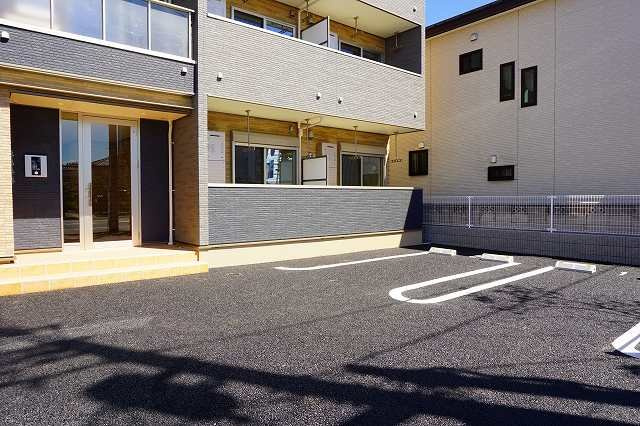 クロスロード　プラス　Ｙの駐車場