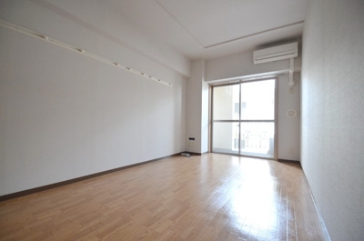 【居間・リビング】 | ソレイユ鶴瀬 | おしゃれな居間です