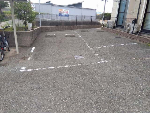 レオパレスＲｏｓｅ　Ｌｉｎｅの駐車場