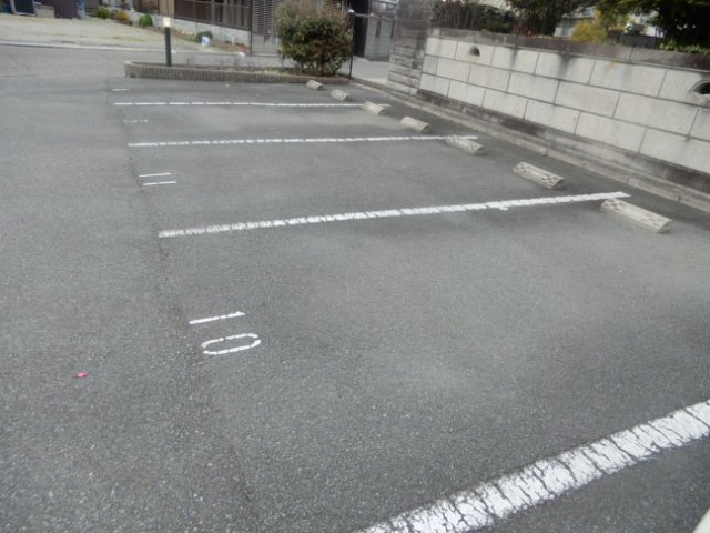 明石市二見町東二見のアパートの駐車場