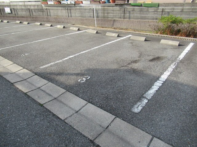 レオパレスハイベリーの駐車場