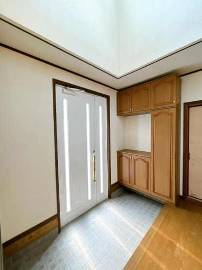 【玄関】 | 玄関内装です。
靴を多く収納できます。