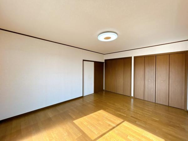 【洋室】 | ２階10帖の洋室です。