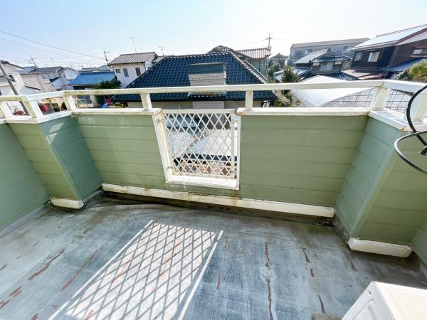 【バルコニー】 | ２階南側の洋室からバルコニーに出入りすることができます。