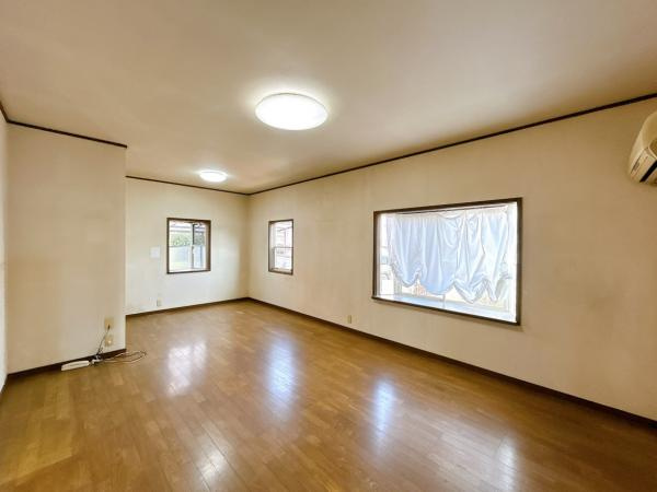 【居間・リビング】 | 別角度からのリビングです。