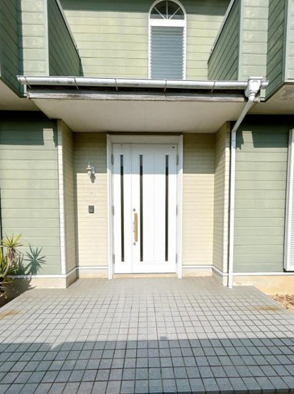 【玄関】 | 南西向きのため日当たり良好です。