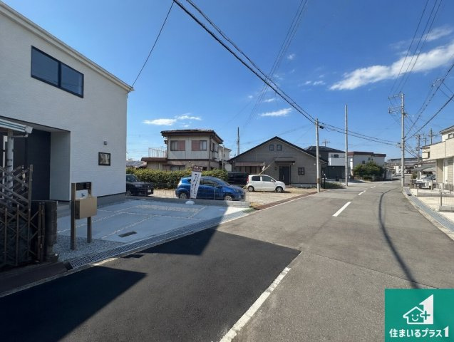 明石市魚住町西岡　第22期　新築一戸建ての前面道路含む現地写真|周辺は閑静な住宅街！前面道路広々で車の出し入れも便利です。駐車が苦手な方でも安心して車庫入れできます！