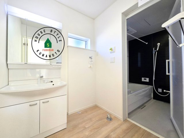 合志市野々島第3-1棟（1号棟）の脱衣所|ゆとりの洗面スペースで朝の身支度もスムーズに。暮らしを快適に変えるシャワー付洗面台です！