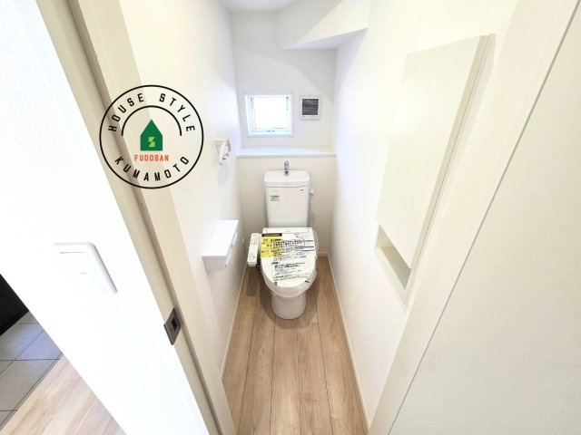 合志市野々島第3-1棟（1号棟）のトイレ|温水洗浄便座を完備しております。2ヶ所にトイレがあるのは朝の慌ただしい時間も安心です。