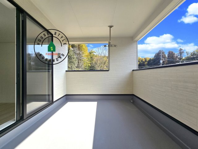 合志市野々島第3-1棟（1号棟）のバルコニー|風をしっかりと感じられるバルコニーでは、毎日が洗濯日和です。広々としているので洗濯も楽しくなるでしょうし、気分転換にバルコニーからの眺めを楽しむのもいいでしょう。