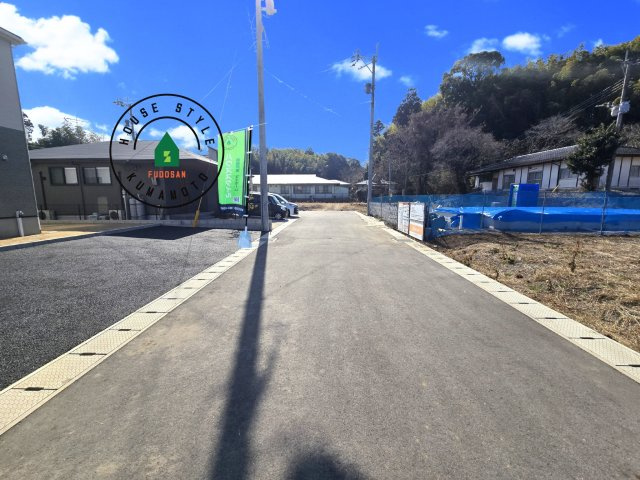 合志市野々島第3-1棟（1号棟）の前面道路含む現地写真|前面道路は閑静な住宅地をはしる車通りの少ない道路。お車の出し入れが苦手なママや小さなお子様にも安心ですね。しっかり舗装もされているので、ベビーカーや自転車で通っても快適に通行できます。