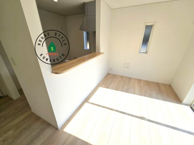 合志市野々島第3-1棟（1号棟）のダイニング|キッチンから立ち込める香りが今日の料理を期待させます。