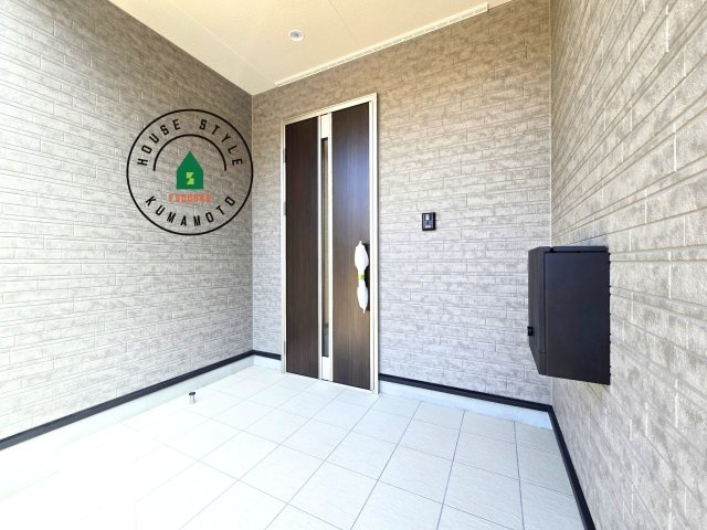 合志市野々島第3-1棟（1号棟）の玄関|おでかけの時も帰った時も、「我が家」を最初に感じでもらえる素敵な空間に。