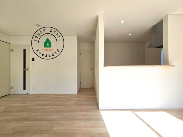 合志市野々島第3-1棟（1号棟）の居間・リビング|キッチンからリビングをしっかり確認できます。家族の笑顔があふれる空間になりそうですね。